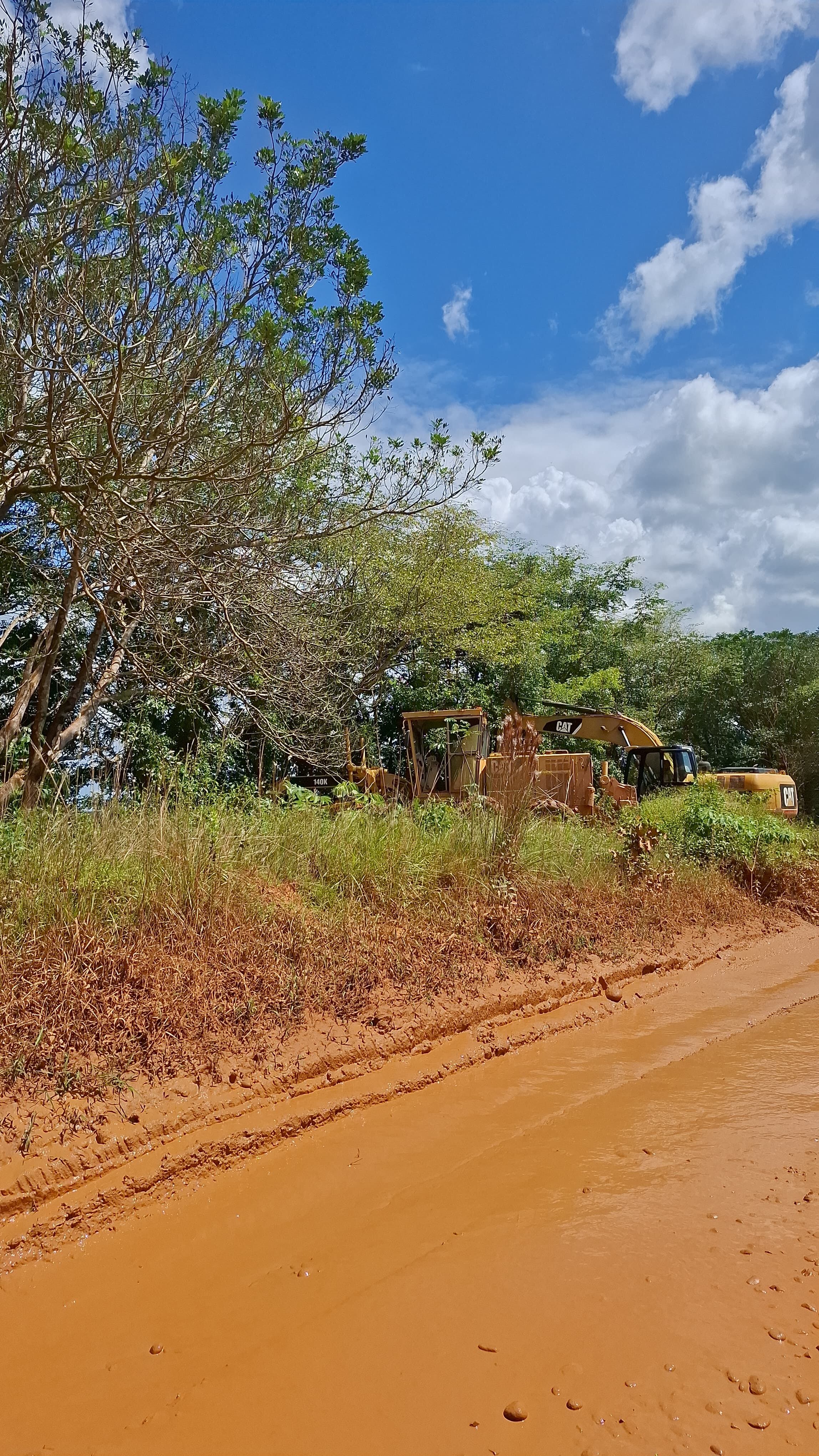 Con la llegada de fuertes lluvias, genera
trochas enlodadas que imposibilita la movilización, dejando camionetas y tractomulas represadas e incluso volcadas.