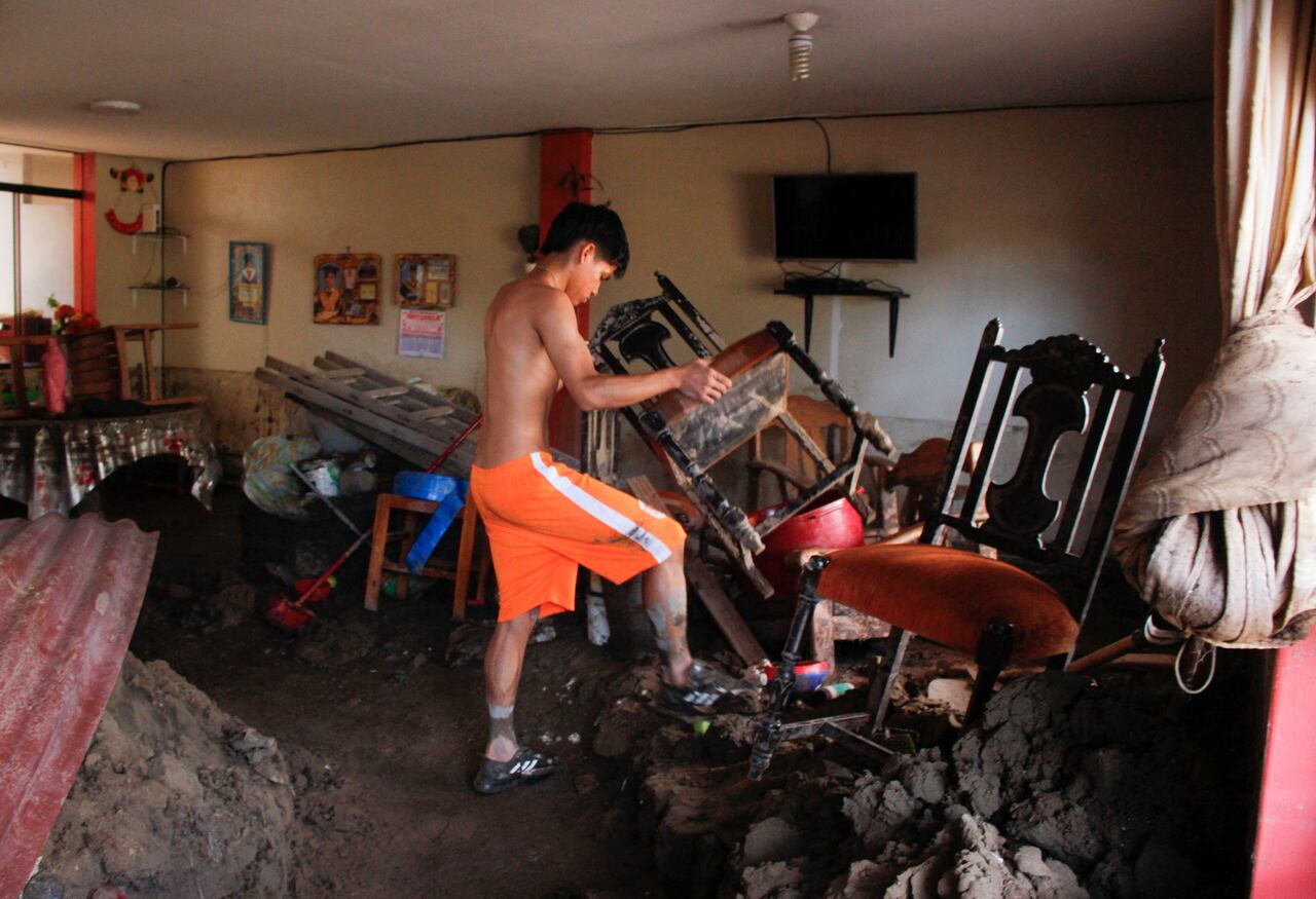 Las inundaciones acompañadas de fuertes vientos que afectan a parte de Perú aumentaron en los últimos 72 horas y afectó zonas urbanas y rurales de los departamentos costeros de Ancash, La Libertad, Lambayeque, Piura y Tumbes, cercanos a la frontera con Ecuador. (Foto por Arturo GUTARRA / AFP)