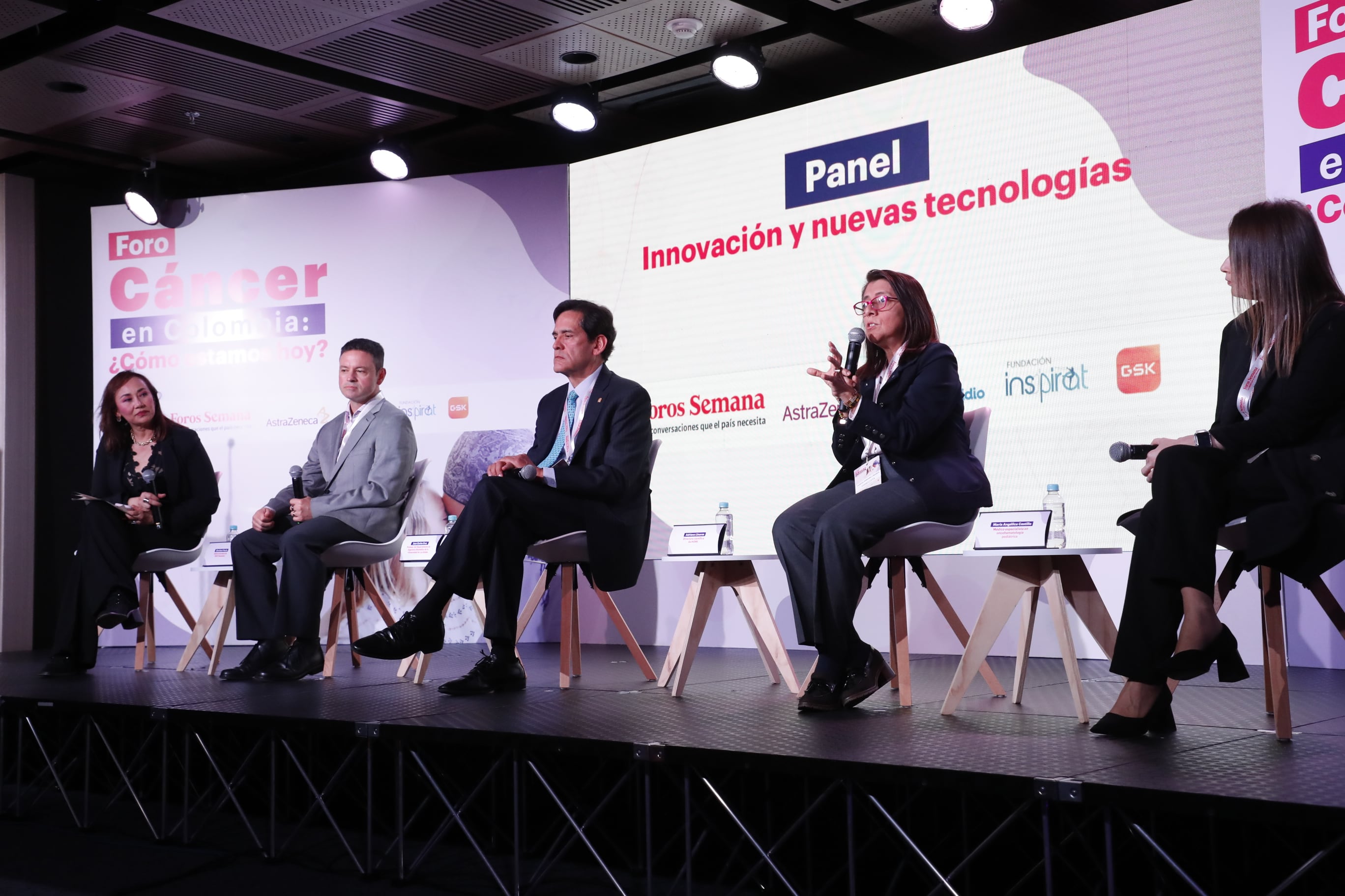 Gloribett Pardo, editora de salud de RCN Televisión; Juan Carlos Cruz, profesor del Departamento de Ingeniería Biomédica de la Universidad de los Andes; Raúl Sastre, Cirujano plástico reconstructivo de pacientes con cáncer; Adriana Linares, directora científica de HOMI y  María Angélica Castillo, médico especialista en oncohematología pediátrica.
