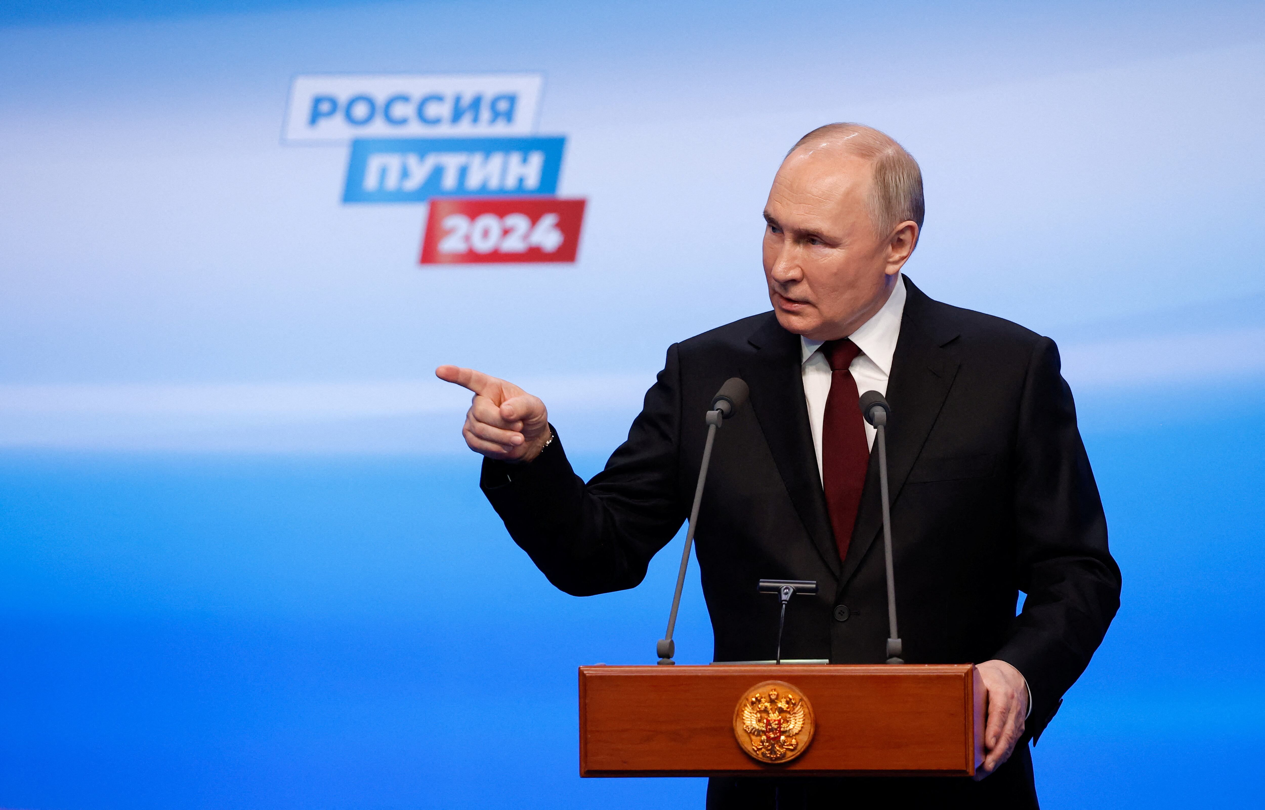 El candidato presidencial ruso y presidente en ejercicio, Vladimir Putin, hace gestos mientras habla después del cierre de los colegios electorales, en Moscú, Rusia, el 18 de marzo de 2024