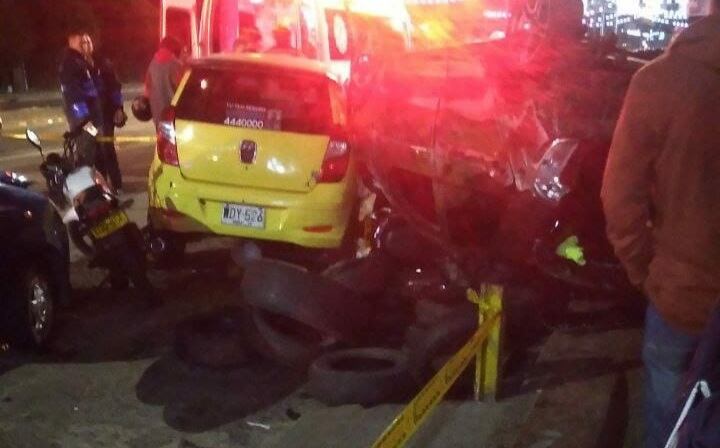 Accidente de cinco vehículos dejó una persona muerta y dos gravemente heridas en Bello, Antioquia.