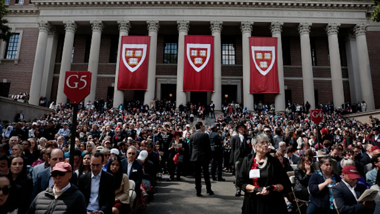 La decisión se dio al encontrar que Harvard y la Universidad de Carolina del Norte violaron la Constitución al utilizar la raza como un factor en el proceso de admisiones. (Photo by Craig F. Walker/The Boston Globe via Getty Images)