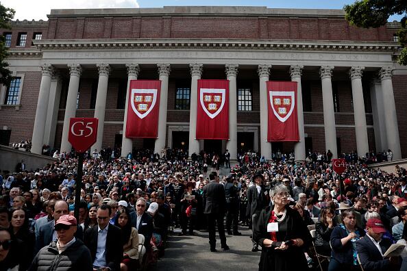 La decisión se dio al encontrar que Harvard y la Universidad de Carolina del Norte violaron la Constitución al utilizar la raza como un factor en el proceso de admisiones. (Photo by Craig F. Walker/The Boston Globe via Getty Images)