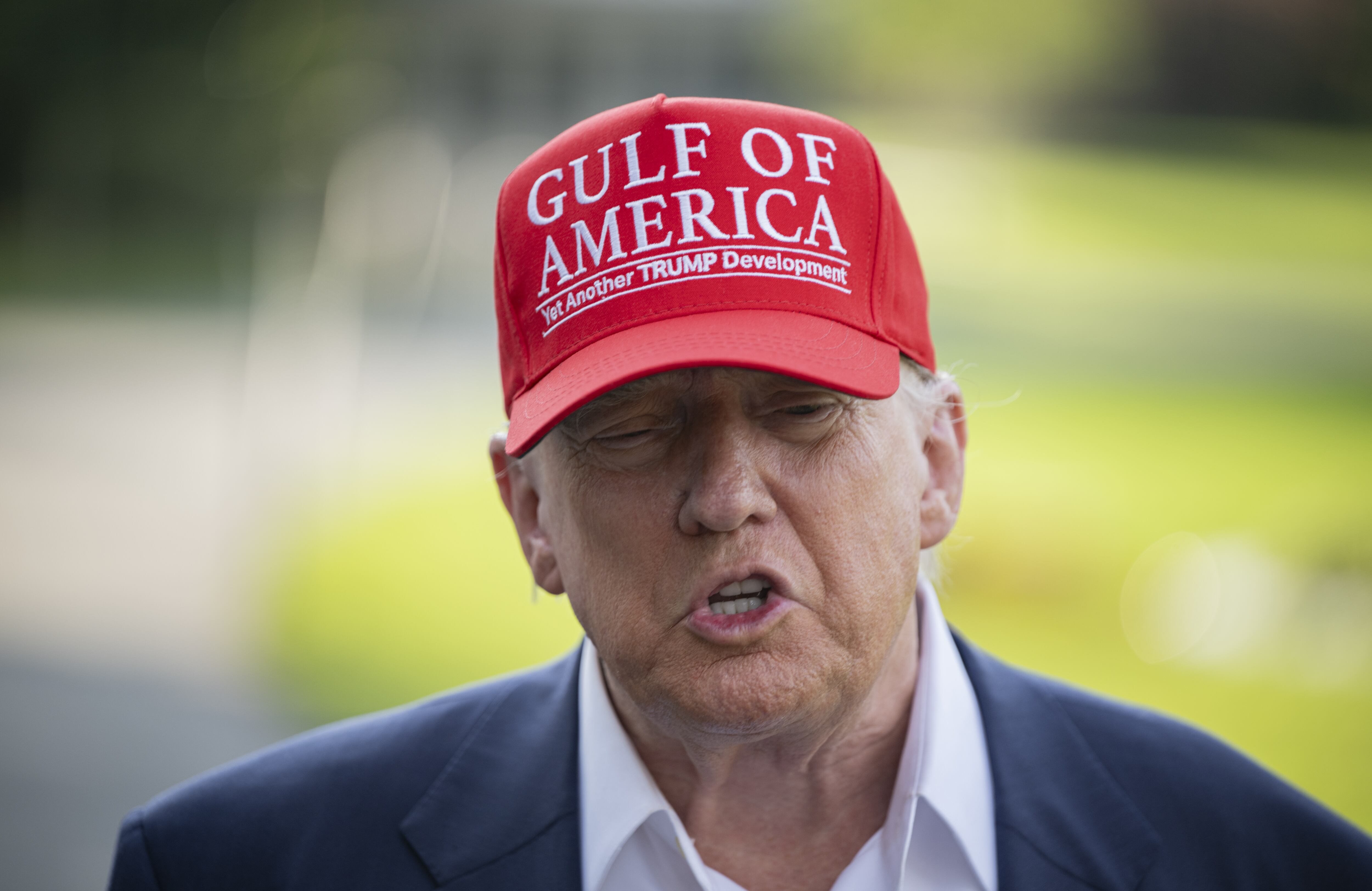 El presidente de Estados Unidos, Donald Trump, sale de la Casa Blanca para visitar el caimán de Alcatraz, Florida.