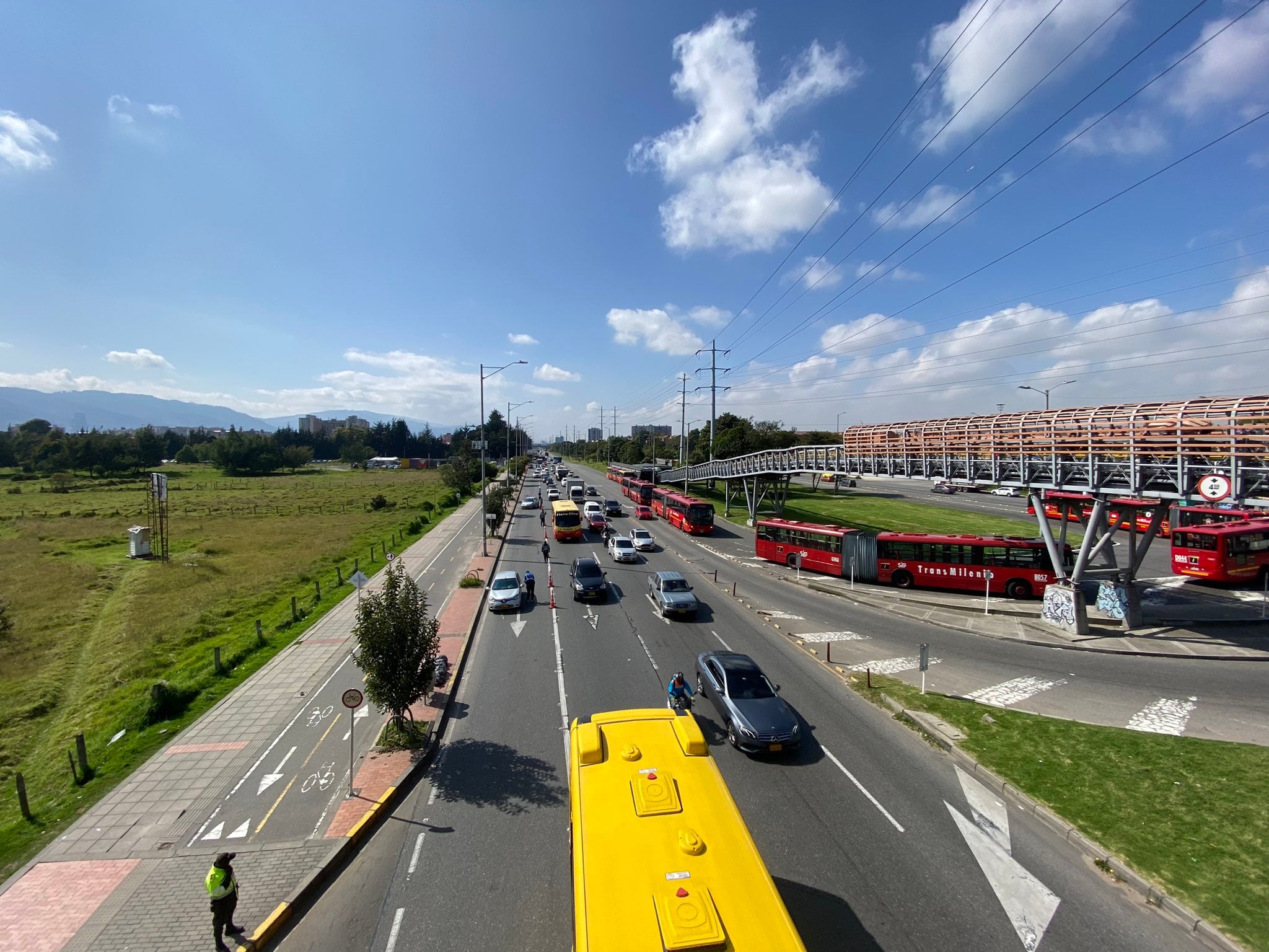 Pese a que ha habido en algunos puntos un flujo vehicular más alto al habitual, la movilidad avanza sin ningún contratiempo, mientras que las autoridades recordaron a los usuarios de las vías mantener las normas para evitar accidentes.