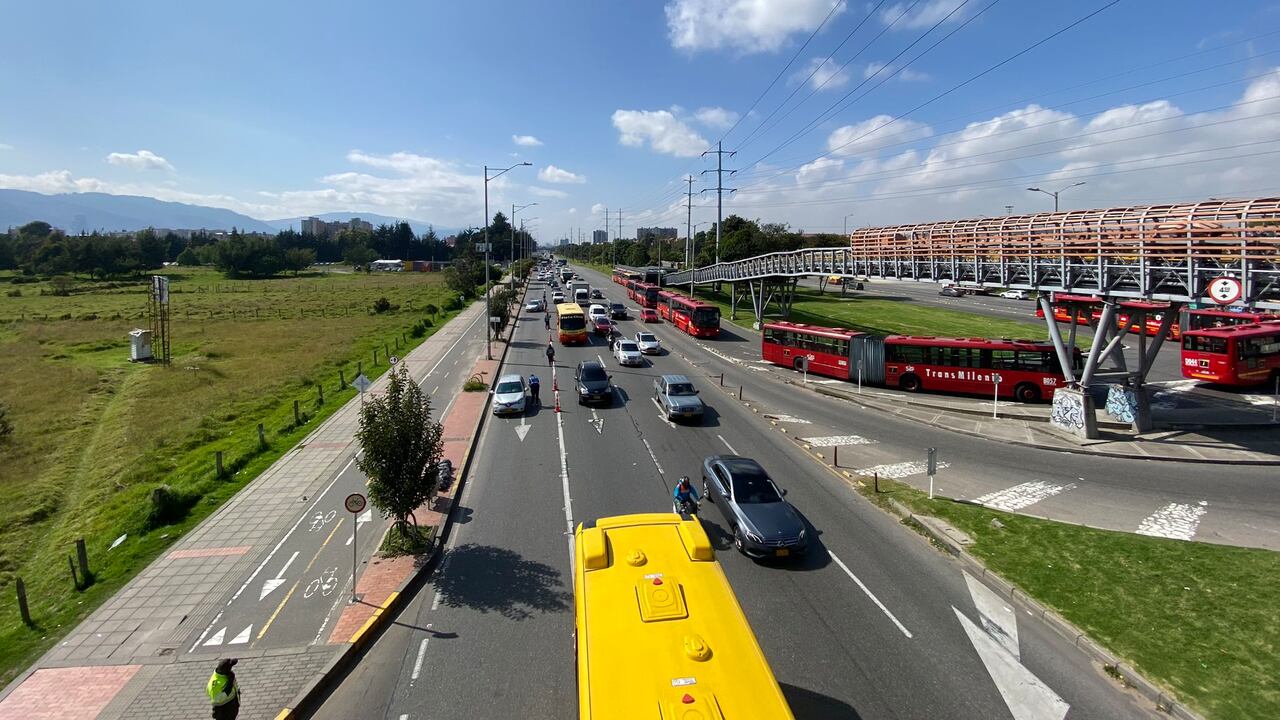 Pese a que ha habido en algunos puntos un flujo vehicular más alto al habitual, la movilidad avanza sin ningún contratiempo, mientras que las autoridades recordaron a los usuarios de las vías mantener las normas para evitar accidentes.