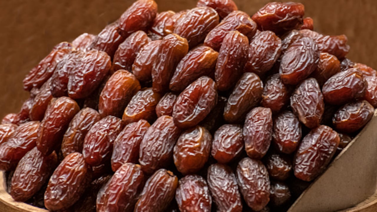 Este fruto cuenta con vitamina B3, el mismo puede reducir los niveles de colesterol LDL (malo) y de presión arterial.