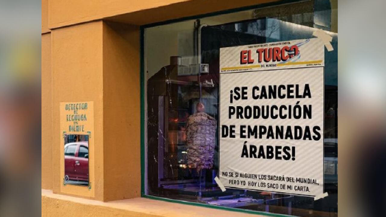 El cartel ha despertado múltiples comentarios aplaudiendo el ingenio del comerciante.