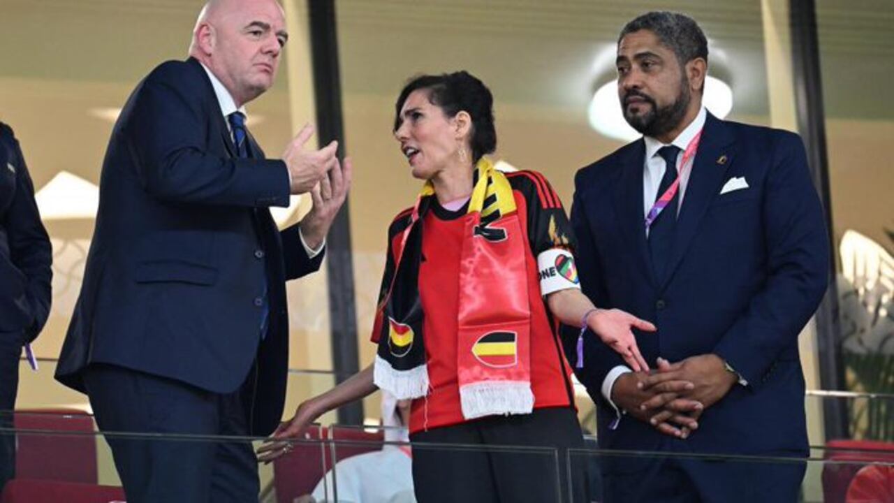 La funcionaria belga defendió el porte del brazalete.