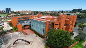 En 2025 Compensar mantuvo su liderazgo en el sector Cajas de Compensación por aportes: creció un 4 % en número de empleadores y un 1.8 % en personas afiliadas.
