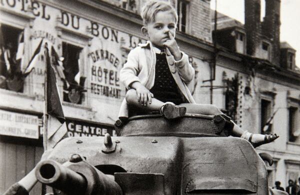 Chartres, Francia. Agosto 23 de 1944. Durante el discurso de Charles de Gaulle después de la liberación de la ciudad.