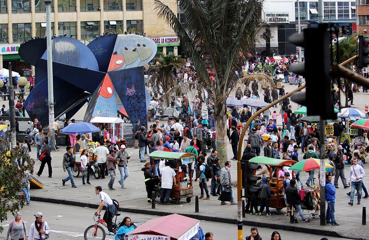San Victorino se ha convertido en un mercado persa en donde se encuentra desde chicharon y chorizos fritos en aceite recalentado hasta zapatos “made in china”.