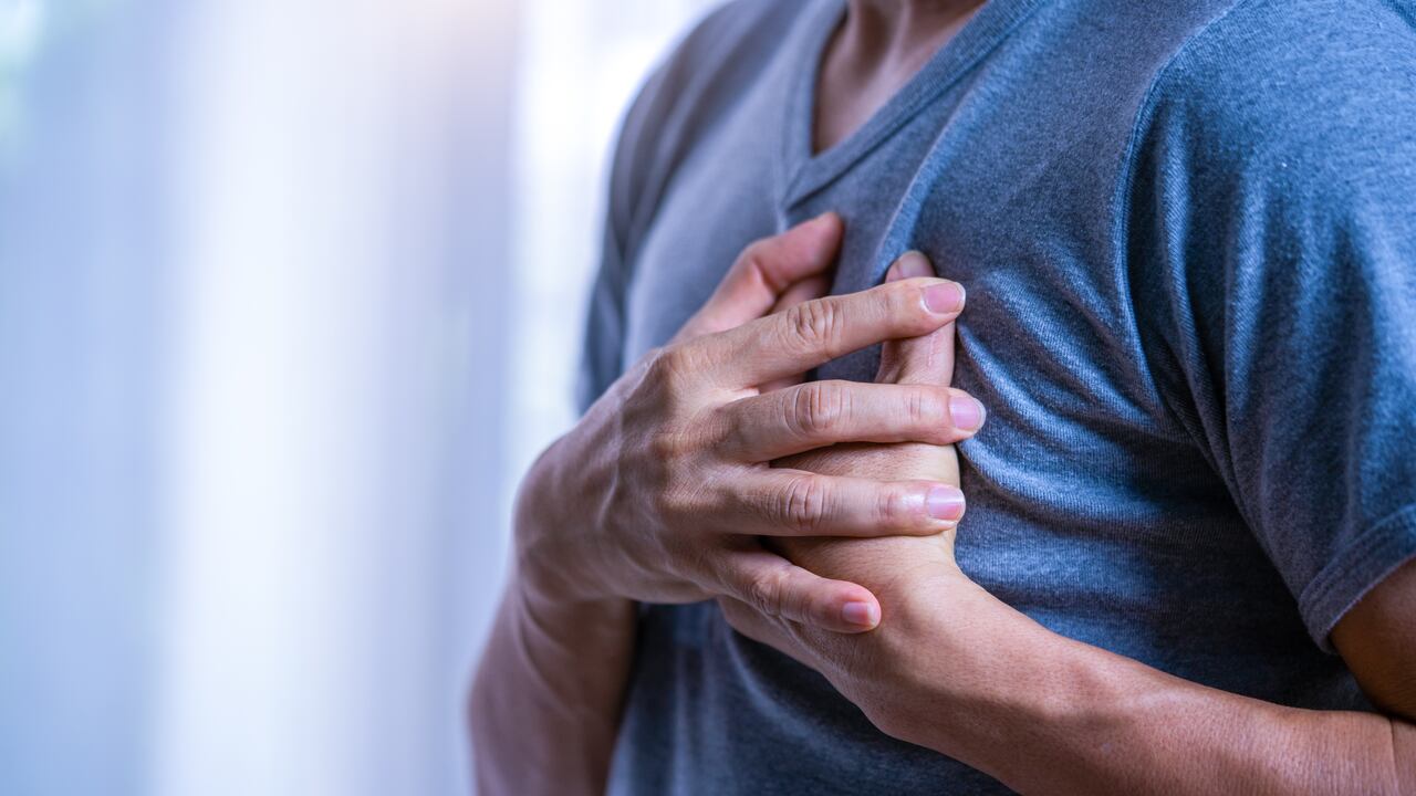 Para regular el colesterol alto y evitar problemas cardiovasculares es importante mantener una dieta balanceada.