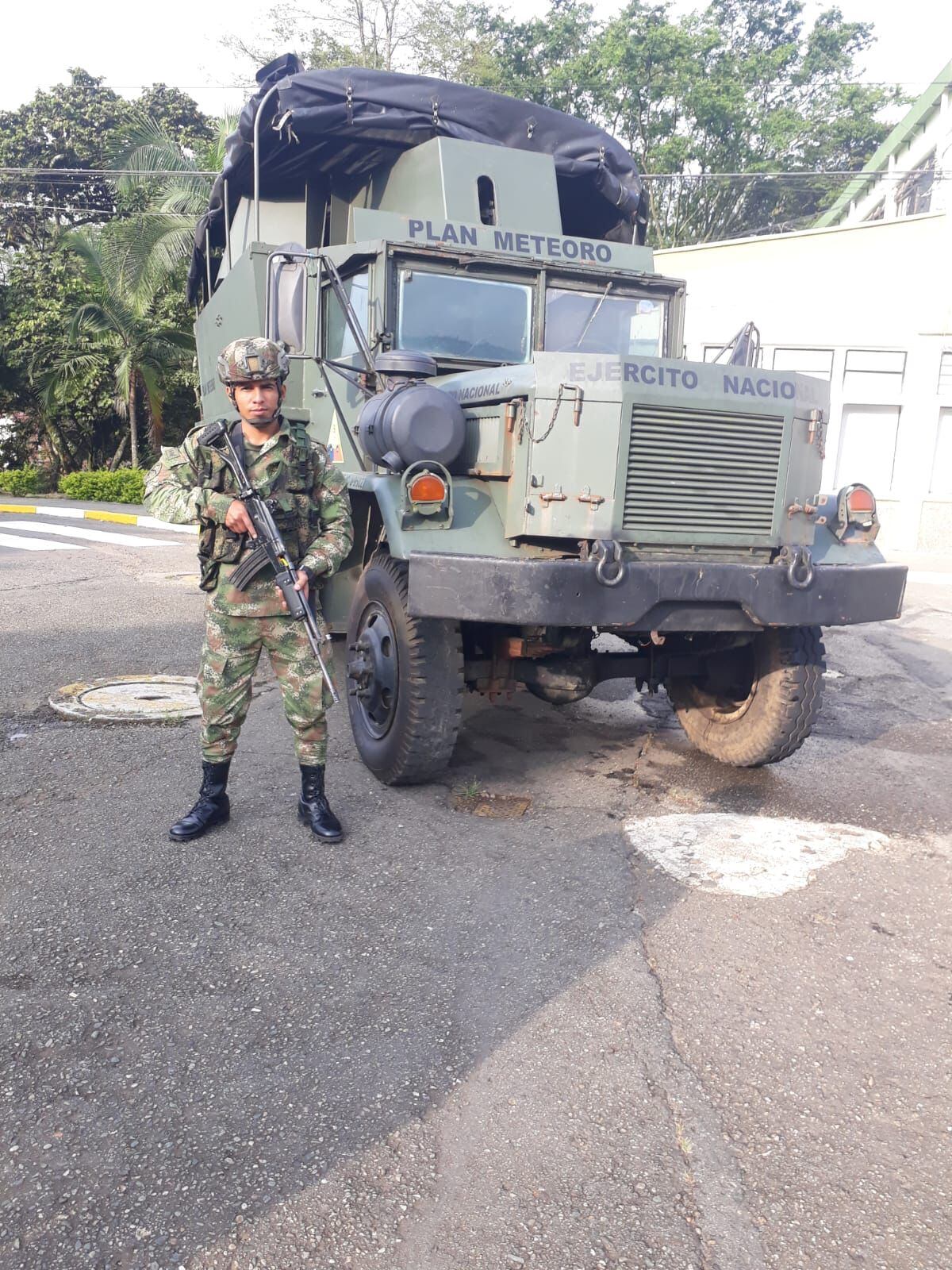 Soldados amputados hacen fila en la Dirección de Sanidad por atención médica o una pensión. Denuncian tramitología.