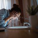 Mujer lavándose la cara. El jabón de tierra ayuda al cuidado del rostro.
