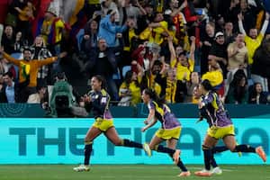 Manuela Vanegas de Colombia, a la izquierda, celebra después de anotar el segundo gol de su equipo durante el partido de fútbol del Grupo H de la Copa Mundial Femenina entre Alemania y Colombia en el Estadio de Fútbol de Sydney en Sydney, Australia, el domingo 30 de julio de 2023. (Foto AP/Mark Baker)