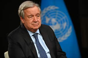 "Debemos triplicar las renovables a nivel mundial" y no solo depender de los compromisos voluntarios de algunos Estados, sostiene Guterres. (Photo by Andrea RENAULT / AFP)