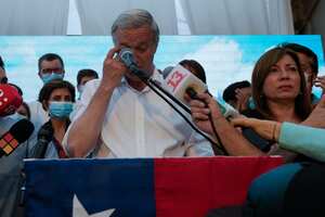 José Antonio Kast, del Partido Republicano, reacciona luego de que los resultados de las elecciones anticipadas lo mostraran perdiendo ante Gabriel Boric.