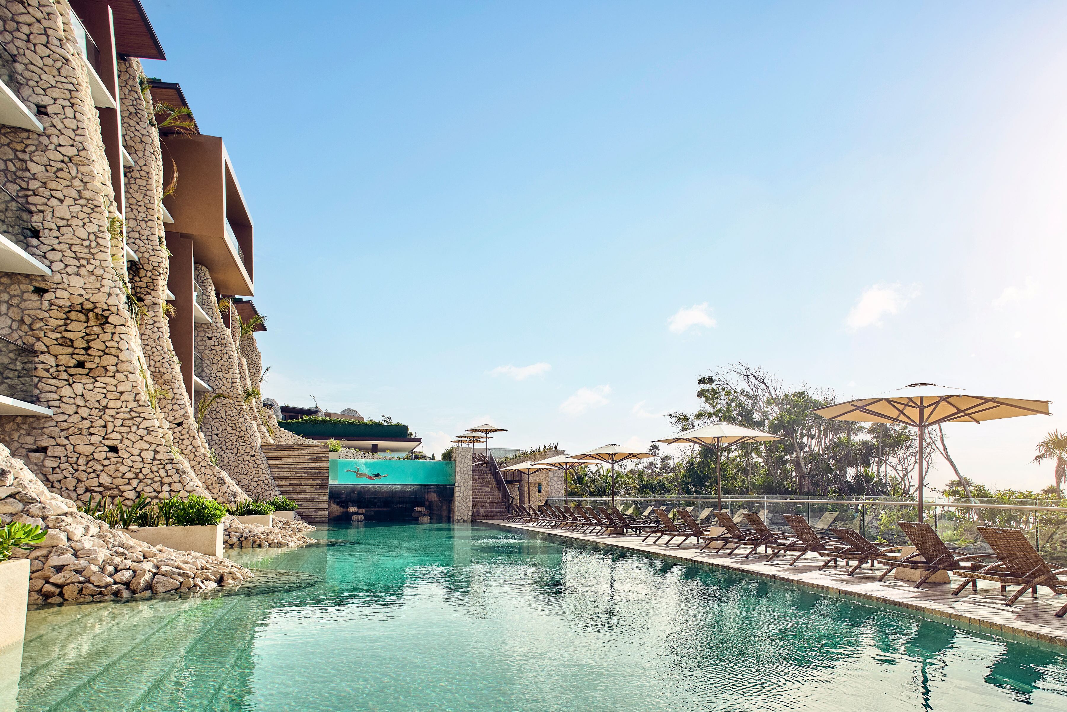 La experiencia paradisiaca en el Xcaret se da en un marco de los azules intensos y los verdes esmeralda de las aguas en la Riviera Maya.