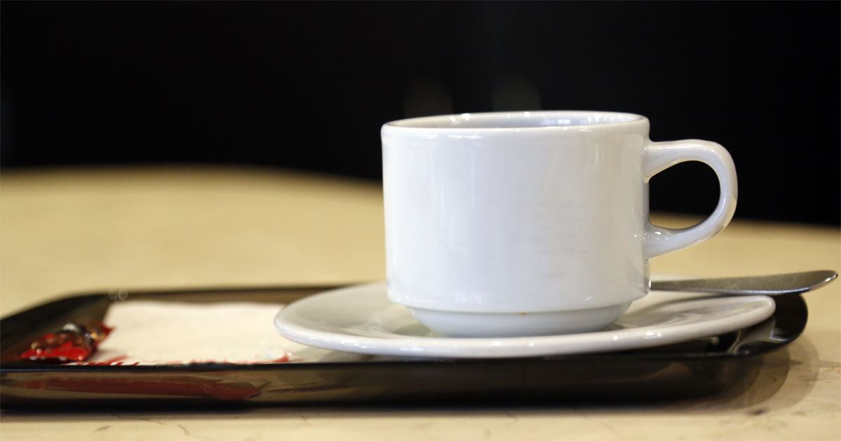 Una taza promedio de café contiene 100 miligramos de cafeína.