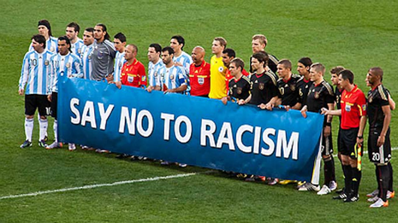 A pesar de las campañas de la FIFA y otras organizaciones deportivas en contra del racismo, siguen sucediendo episodios lamentables.