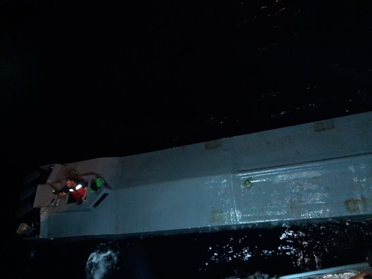 La embarcación no pudo ser sacada del mar.