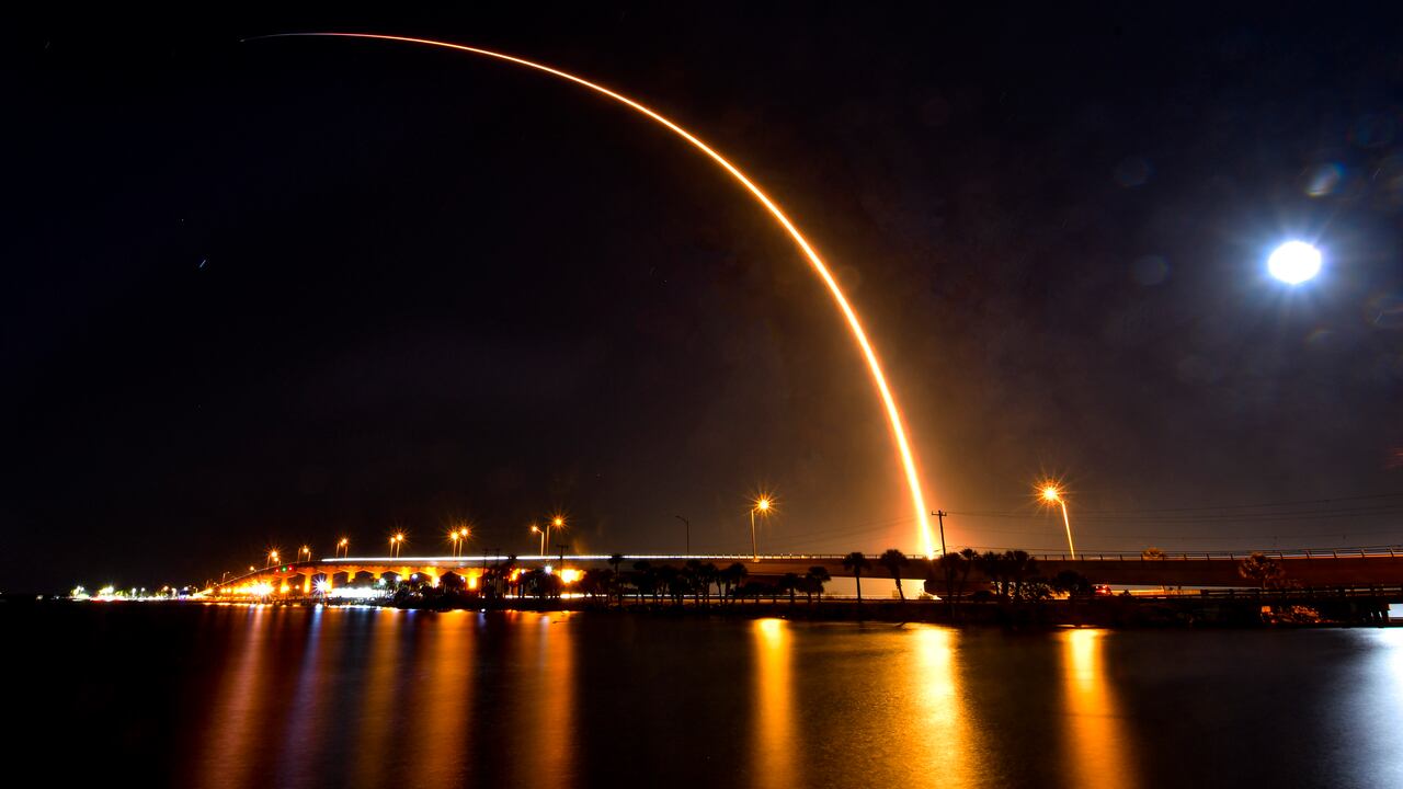Los primeros informes indican que el satélite 'Starlink' pudo haber caído en el mar Cantábrico (Malcolm Denemark/Florida Today via AP).
