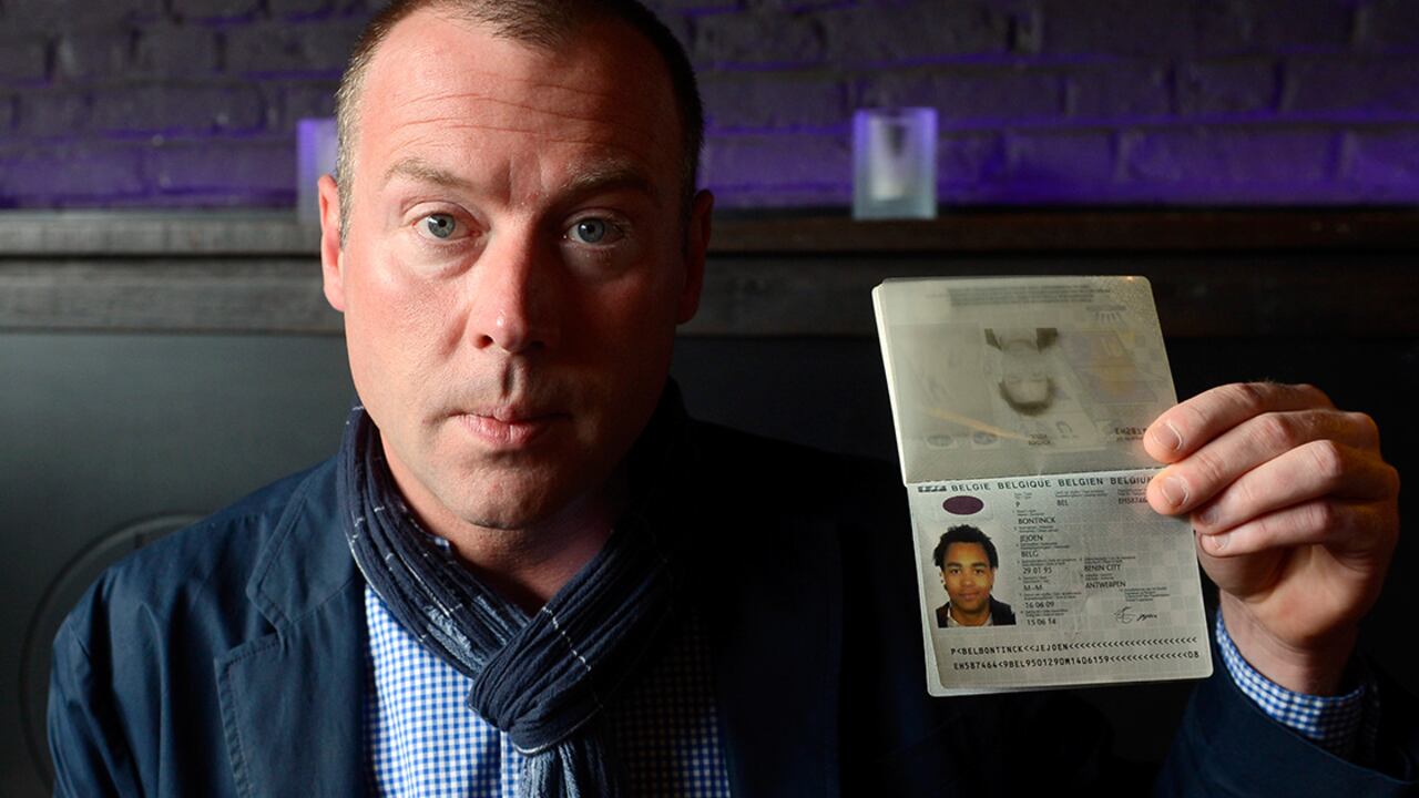 Dimitri Bontinck viajó tres veces
a Siria a buscar a su hijo Jejoen. Allá
recibió el apoyo de varios locales
que lo consideraban un héroe pero
también los maltratos del grupo
Jabhat al-Nusra. Gracias a su persistencia logró dar con su hijo y llevarlo de regreso.