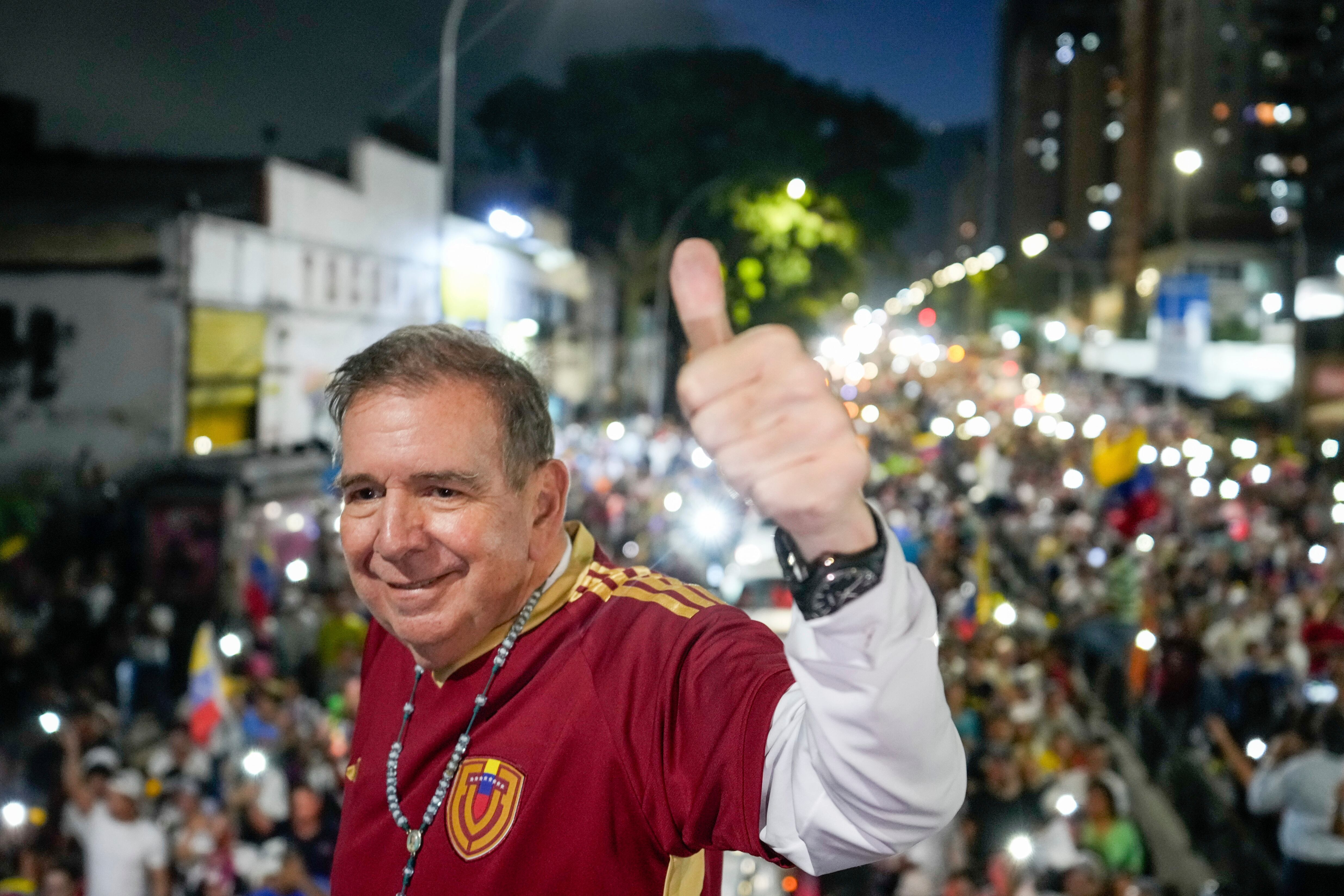 ARCHIVO - El candidato presidencial de la oposición venezolana Edmundo González levanta el pulgar en señal de victoria en el acto de inicio de la campaña para las elecciones presidenciales en Caracas, Venezuela, el 4 de julio de 2024. (AP Foto/Ariana Cubillos, Archivo)
