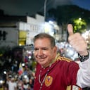 ARCHIVO - El candidato presidencial de la oposición venezolana Edmundo González levanta el pulgar en señal de victoria en el acto de inicio de la campaña para las elecciones presidenciales en Caracas, Venezuela, el 4 de julio de 2024. (AP Foto/Ariana Cubillos, Archivo)