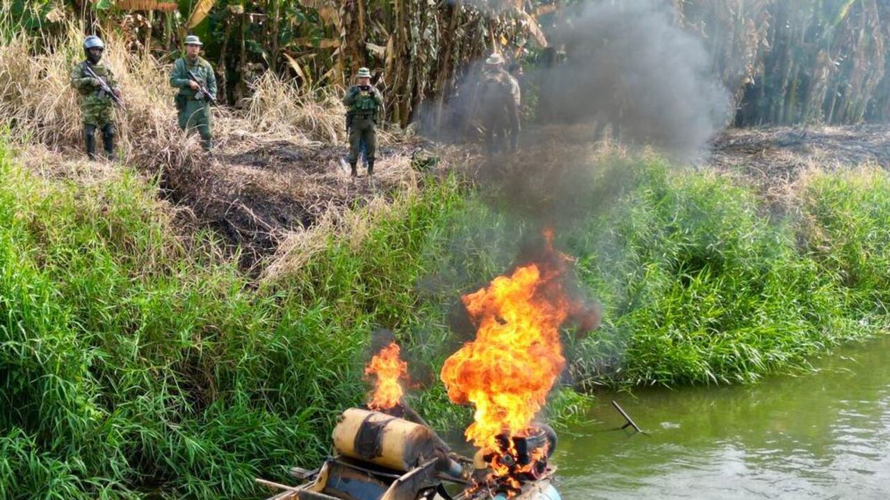 Maquinaria usada por las disidencias de Mordisco para minería ilegal en el Cauca.