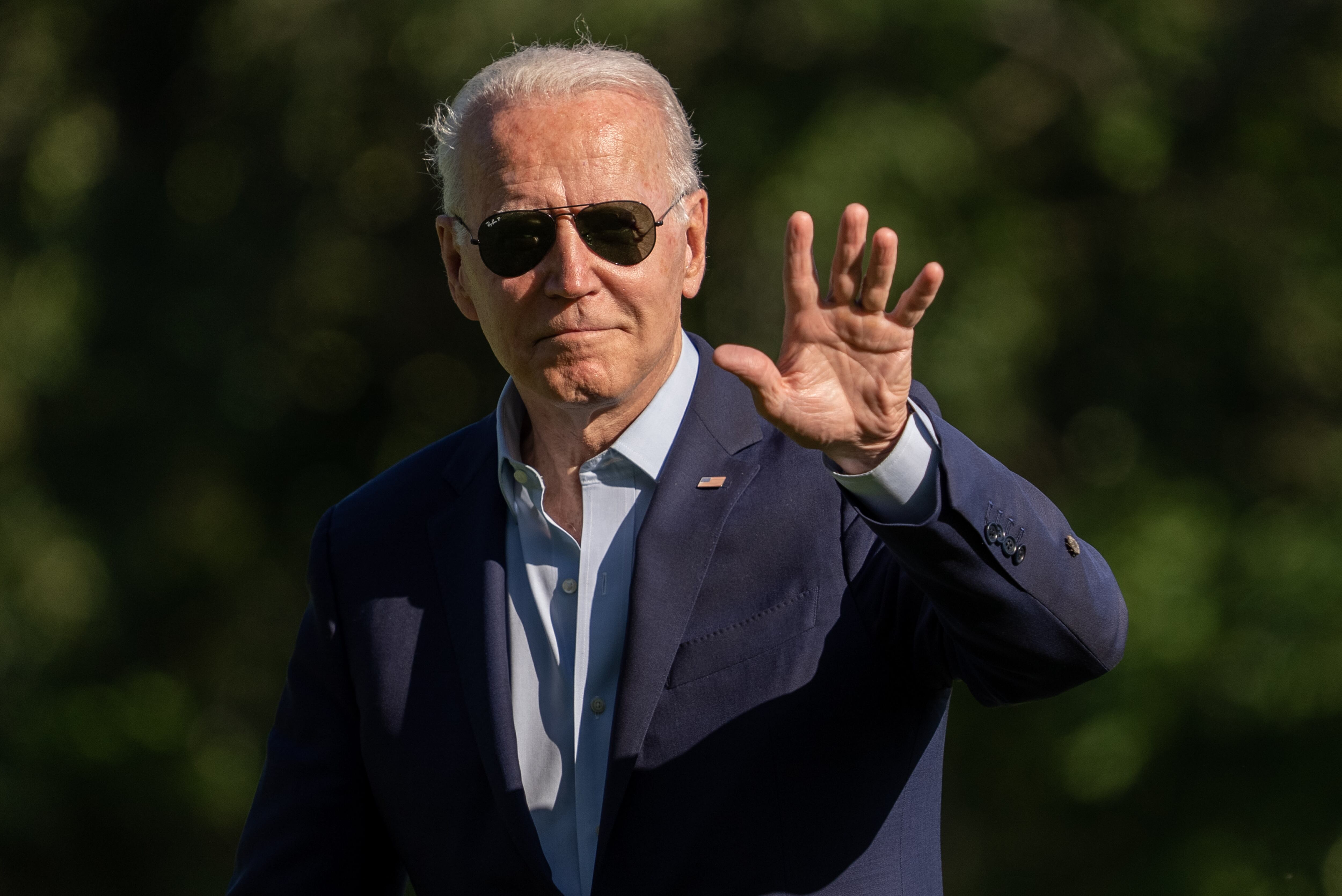 El presidente de los Estados Unidos, Joe Biden, saluda mientras camina por el jardín sur de la Casa Blanca después de llegar al Marine One en Washington, DC, EE. UU., El martes 29 de junio de 2021. Biden y el Partido Demócrata enfrentan importantes desafíos políticos en regiones agrícolas como el Tierras de pastoreo onduladas del suroeste de Wisconsin, donde viajó hoy para promover un acuerdo bipartidista sobre infraestructura que tendría beneficios para la agricultura y las zonas rurales de Estados Unidos. Fotógrafo: Ken Cedeno / Sipa / Bloomberg a través de Getty Images