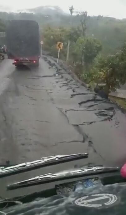 Vía alterna a la Panamericana en el Cauca que fue inaugurada en tiempo récord por Petro, se agrietó en cuatro días.