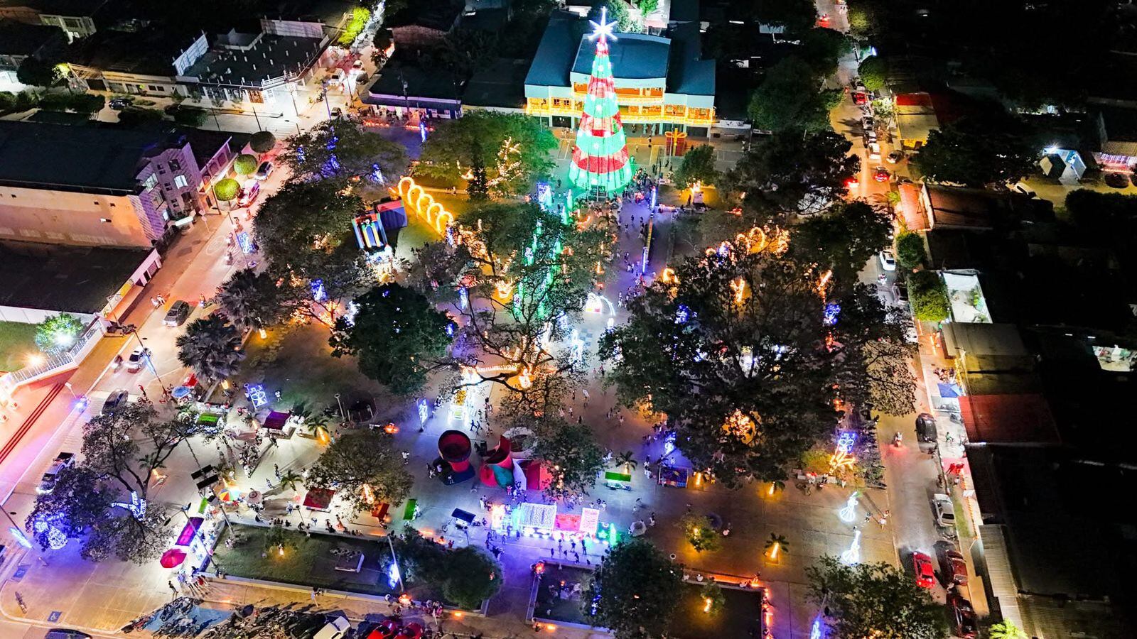 Entre los atractivos más destacados están los árboles de Navidad decorados con esmero, algunos de ellos alcanzando varios metros de altura.