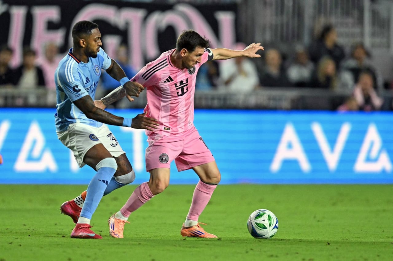 El delantero argentino #10 del Inter de Miami, Lionel Messi (D), lucha por el balón con el defensor brasileño #34 de la ciudad de Nueva York, Raúl Gustavo (I), durante el partido final de la Conferencia Este de la Major League Soccer (MLS).