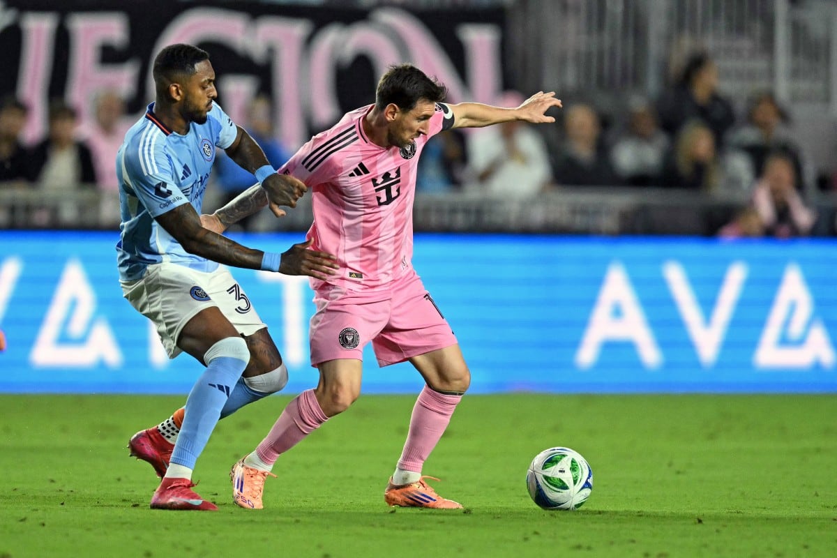 El delantero argentino #10 del Inter de Miami, Lionel Messi (D), lucha por el balón con el defensor brasileño #34 de la ciudad de Nueva York, Raúl Gustavo (I), durante el partido final de la Conferencia Este de la Major League Soccer (MLS).