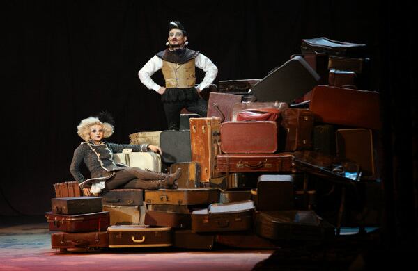 Los espectadores tendrán la oportunidad de ver una historia que mezcla las intrigas de la política con una historia de amor, a través de melodías y ritmos diversos.