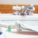 El cambio del cepillo de dientes es necesario para una mejor limpieza.