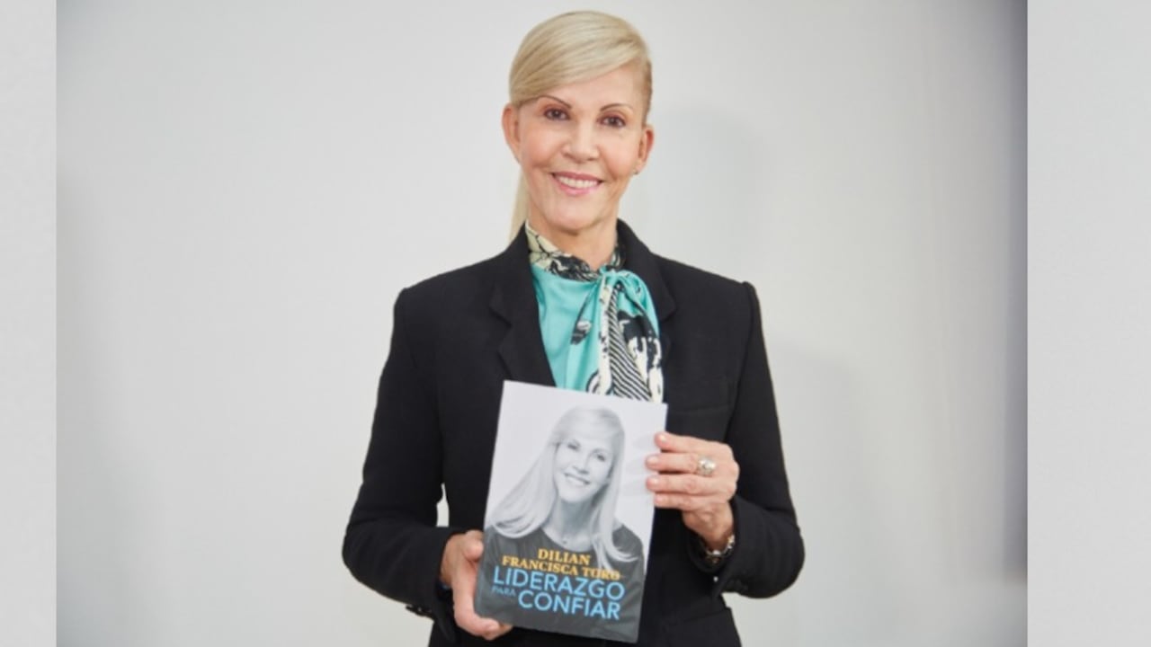 Dilian Francisca Toro presenta su libro.