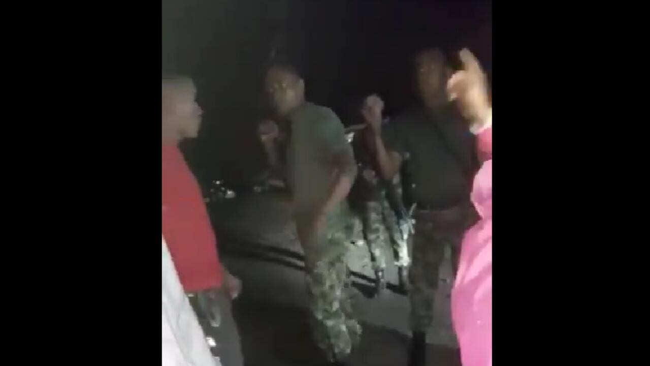 La comunidad denuncia que soldados del Ejército Nacional les disparó.