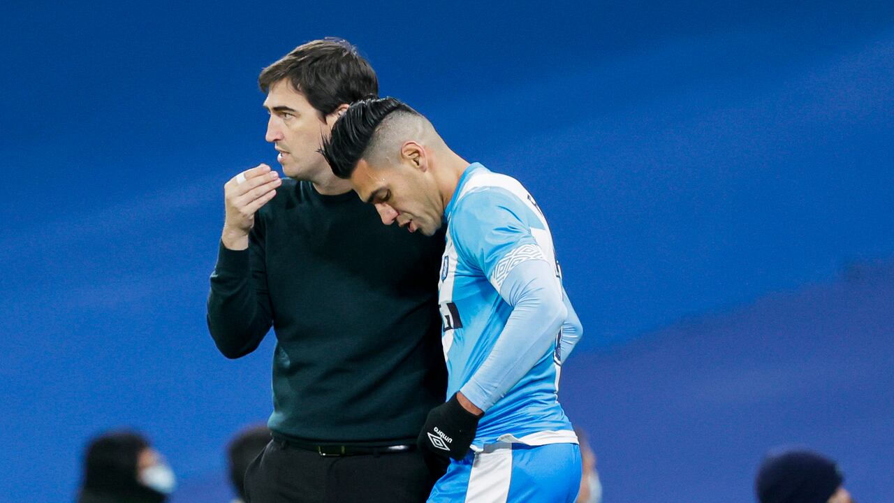 Falcao y Andoni Iraola en un partido ante el Real Madrid en el Santiago Bernabéu
