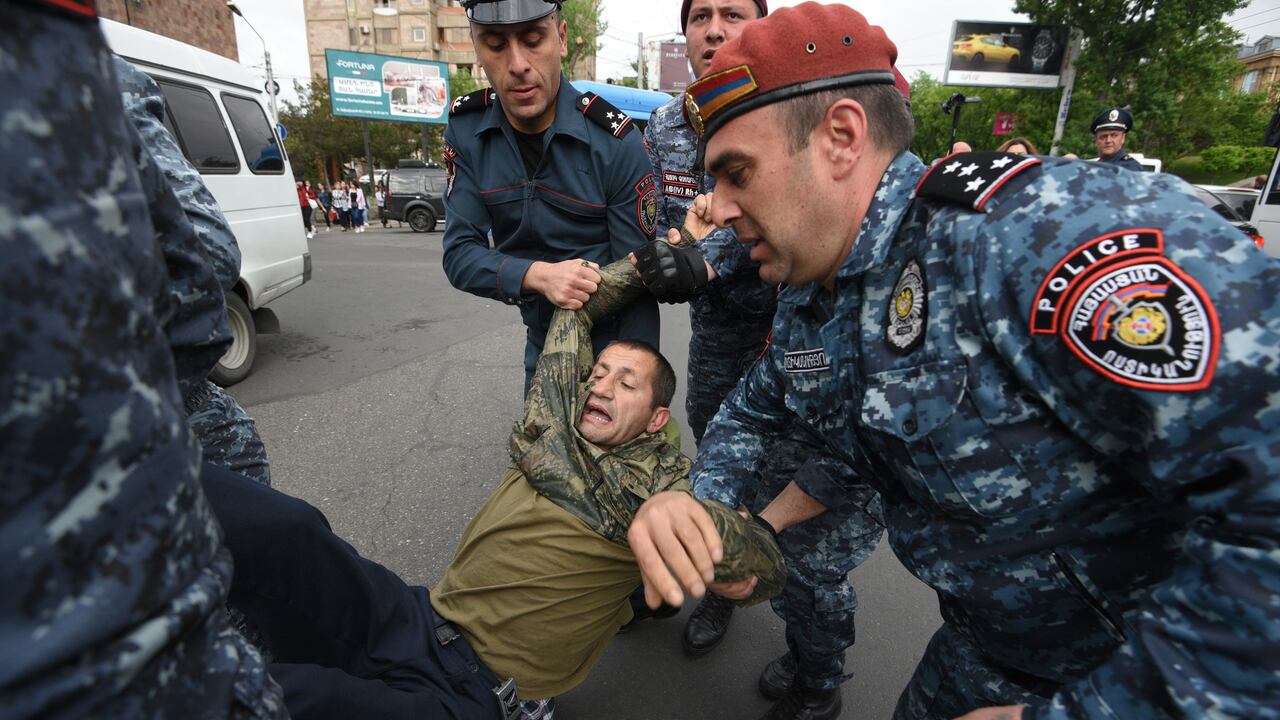 La policía a detenido a cientos de personas en medio de las protestas contra el primer ministro de Armenia, a quien acusan de "traidor".