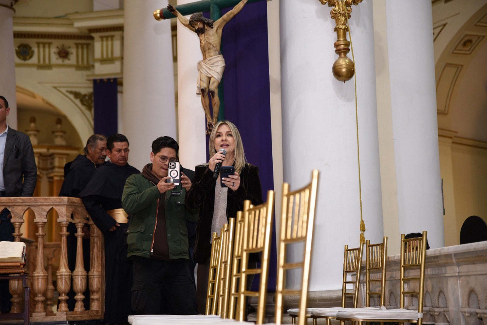 La candidata Vicky Dávila visitó a la Virgen de Chiquinquirá en su cierre de campaña.