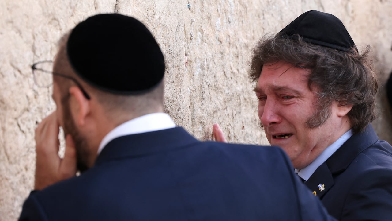 Presidente argentino llora en el muro de los lamentos (Photo by RONALDO SCHEMIDT / AFP)