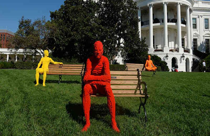 En las afueras de la Casa Blanca en Washington, unas esculturas con forma humana, realizadas por el estadounidense Nathan Sawaya, fueron protagonistas de los jardínes de Obama. El autor ha manejado un concepto de construcción artística con Legos.