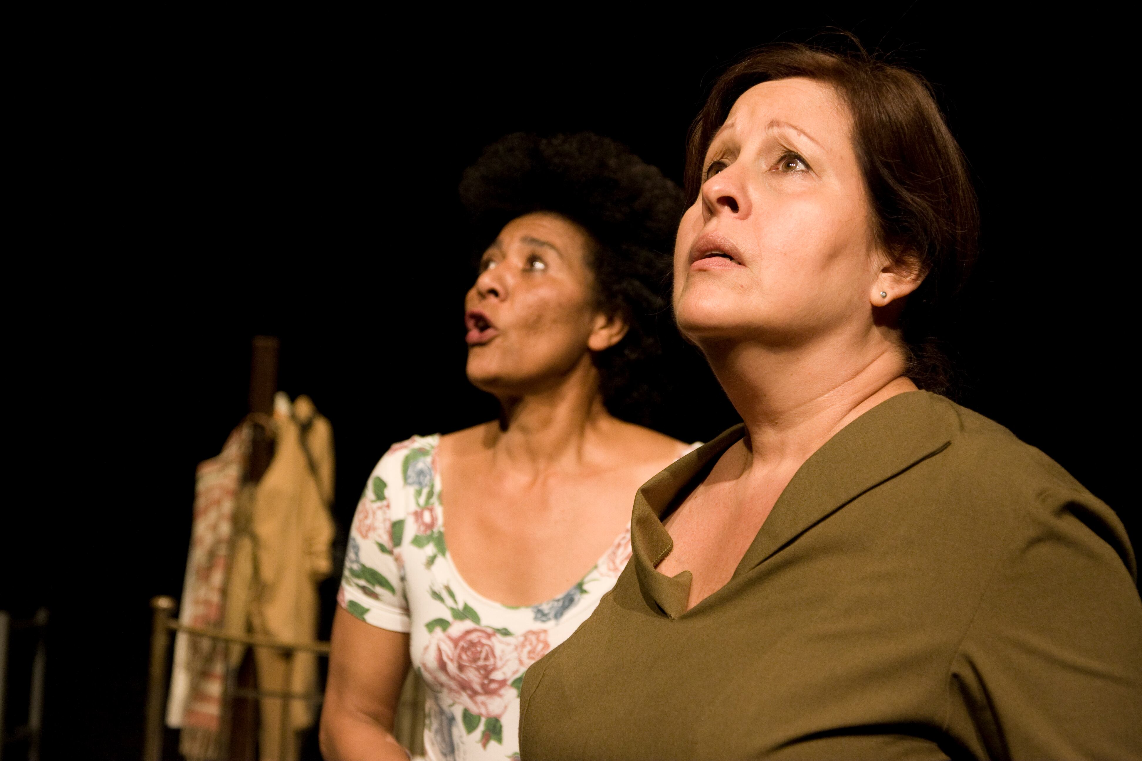 30 años de la obra ‘La Siempreviva’. Son papeles poderosos y desgarradores, los de estas mujeres en un mundo de hombres de egos que chocan y de crímenes impunes.