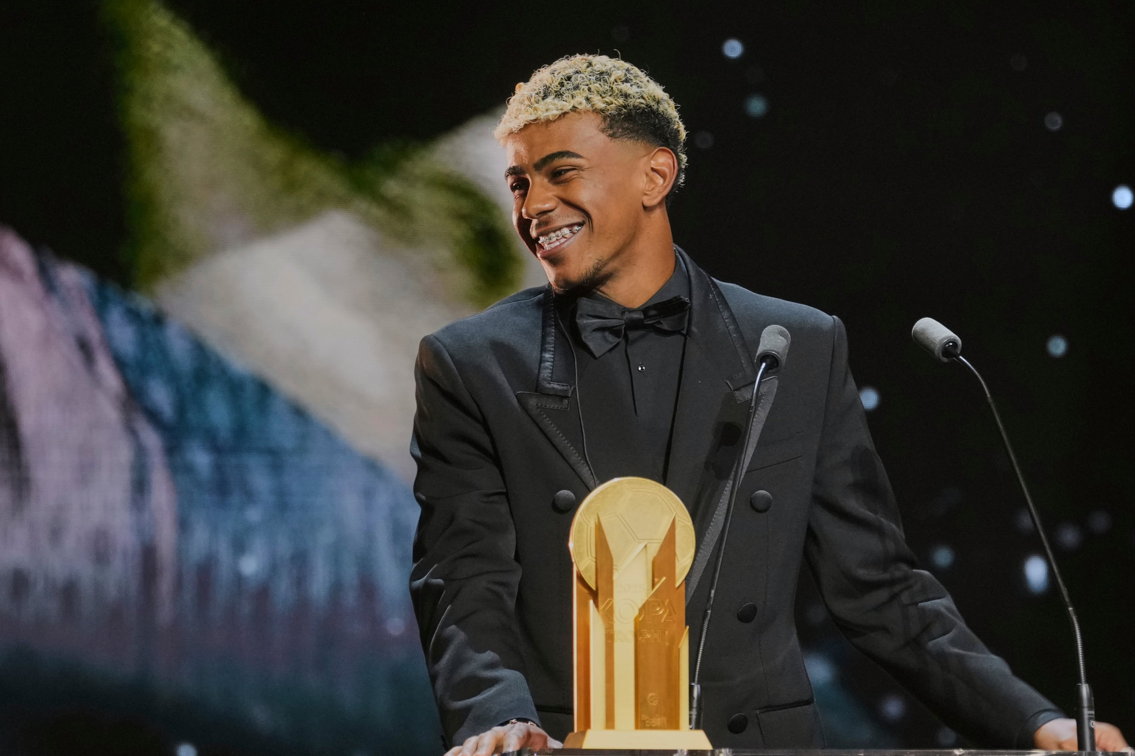 Lamine Yamal con el trofeo Kopa.