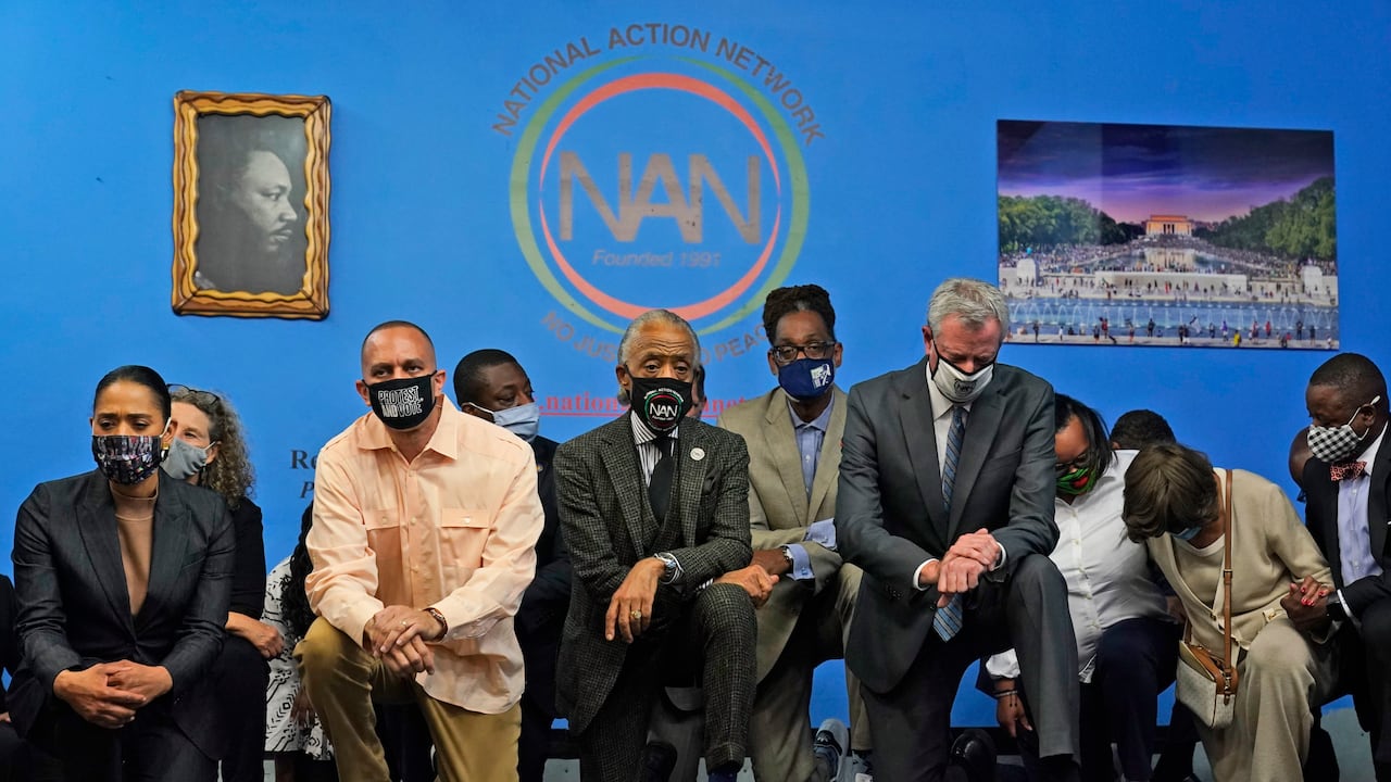 Varias personalidades políticas de Estados Unidos, entre ellos varios congresistas, le rindieron un homenaje a Floyd el día en que se cumple un año de su asesinato.