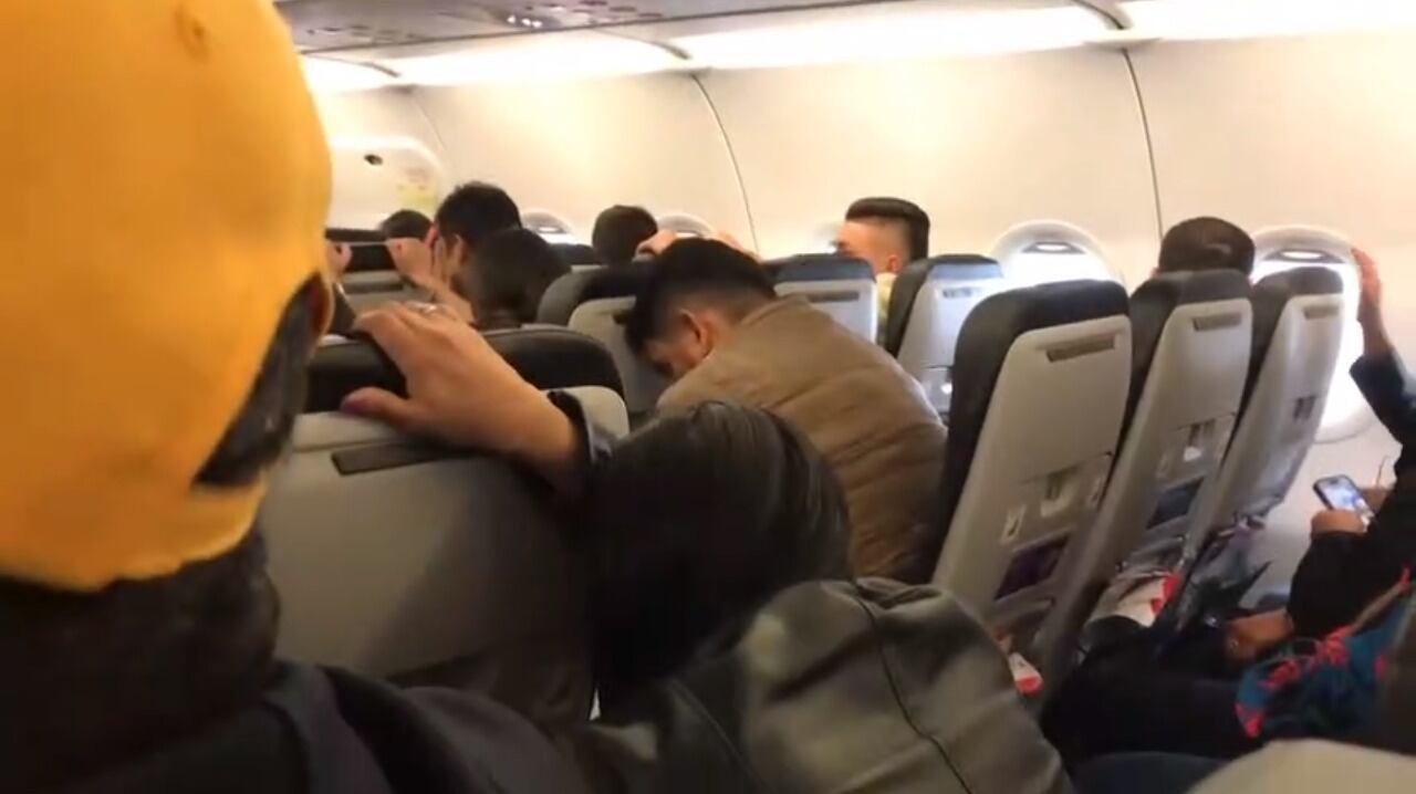 Las imágenes evidencian la angustia que vivieron los pasajeros del avión en medio de una emergencia aérea.