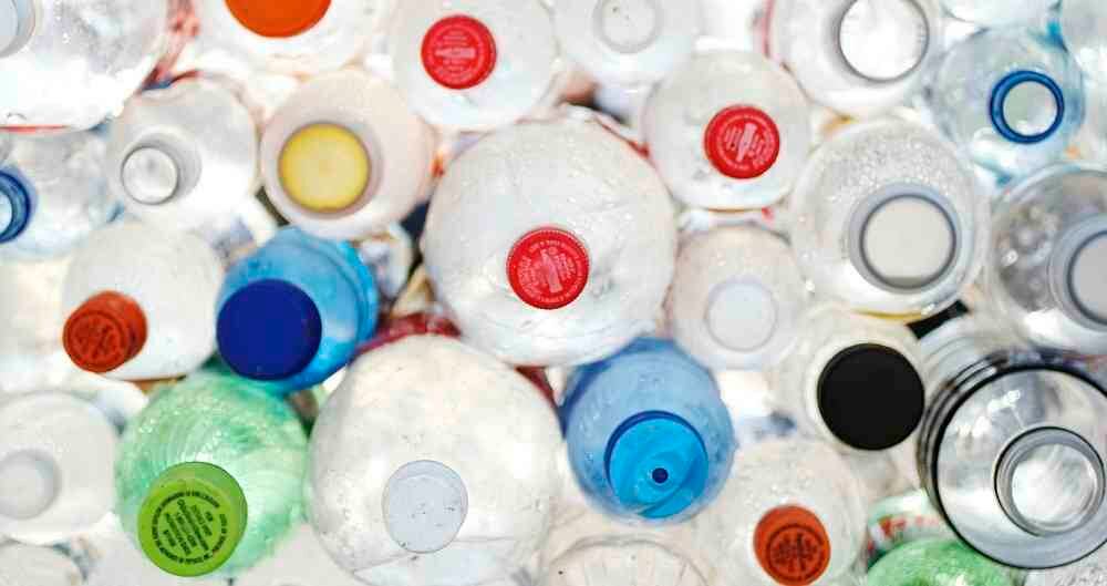 Las botellas plásticas no deberían dejarse al interior de los carros. 